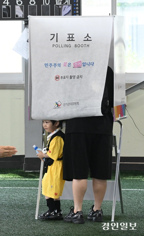 제9회 전국동시지방선거일인 3일 수원시 권선구 게이트볼장에 마련된 투표소에서 주민들이 투표하고 있다. 2026.6.3 /최은성기자 ces7198@kyeongin.com