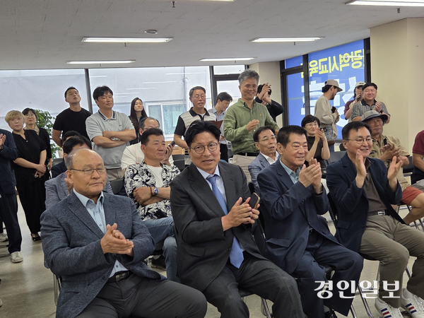 도성훈 인천시교육감 후보와 지지자들이 3일 지방선거 출구조사결과가 발표되자 환호하고 있다.  2026.6.3 /정운기자 jw33@kyeongin.com
