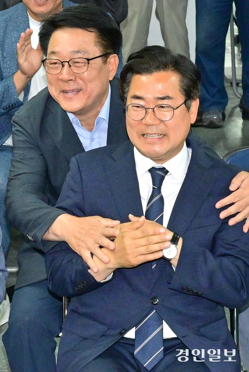 더불어민주당 박찬대 인천시장 후보가 3일 선거캠프에서 방송3사 출구조사 발표를 보며 허종식 국회의원과 기뻐하고 있다. 2026.6.3 /조재현기자 jhc@kyeongin.com