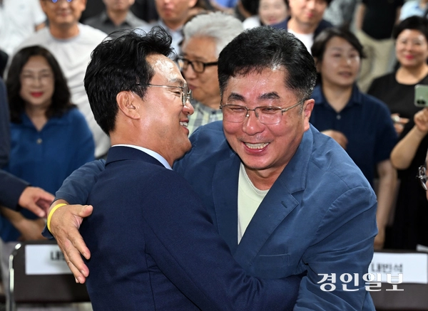 제9회 전국동시지방선거일인 3일 수원시 팔달구 마라톤빌딩에서 안민석 경기도교육감 후보가 출구조사 발표 후 기뻐하고 있다. 2026.6.3 /최은성기자 ces7198@kyeongin.com