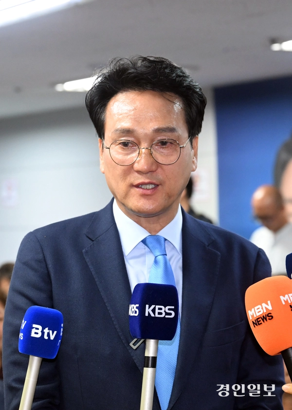 제9회 전국동시지방선거일인 3일 수원시 팔달구 마라톤빌딩에서 안민석 경기도교육감 후보가 출구조사 발표 후 인터뷰를 하고 있다. 2026.6.3 /최은성기자 ces7198@kyeongin.com