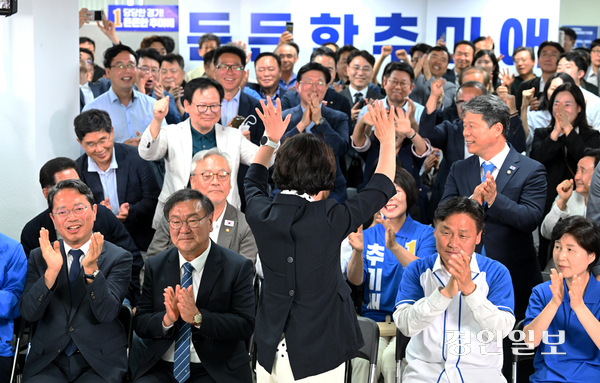 3일 오후 수원시 팔달구 마라톤빌딩에서 추미애 더불어민주당 경기도지사 후보 캠프 관계자들이 출구조사 결과를 지켜보고 있다. 2026.6.3 /최은성기자 ces7198@kyeongin.com