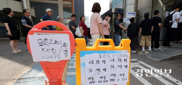제9회 지방선거일인 3일 인천 미추홀구  용현중학교에 마련된 용현5동 제5투표소에서 유권자들이 투표를 하기 위해 줄을 서 있다. 2026.6.3 /김용국기자 yong@kyeongin.com