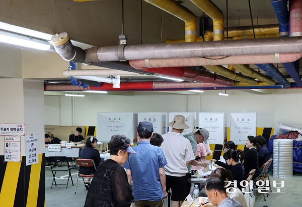 제9회 지방선거일인 3일 인천 미추홀구  주안4동 행정복지센터 주차장에 마련된 제2투표소에서 유권자들이 투표하고 있다. 2026.6.3 /김용국기자 yong@kyeongin.com