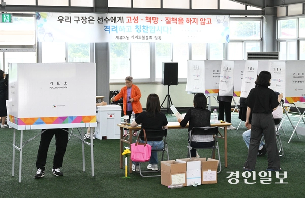 제9회 전국동시지방선거일인 3일 수원시 권선구 게이트볼장에 마련된 투표소에서 주민들이 투표하고 있다. 2026.6.3 /최은성기자 ces7198@kyeongin.com