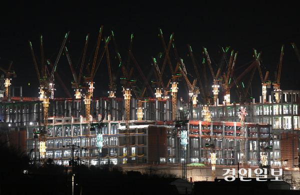 용인시 처인구 원삼면 SK 반도체클러스터 일반산업단지에서 야간 공사가 진행되고 있다. 2026.1.9 /최은성기자 ces7198@kyeongin.com