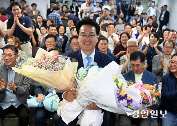 제9회 전국동시지방선거일인 3일 수원시 팔달구 마라톤빌딩에서 안민석 경기도교육감 후보가 출구조사 발표 후 기뻐하고 있다. 2026.6.3 /최은성기자 ces7198@kyeongin.com