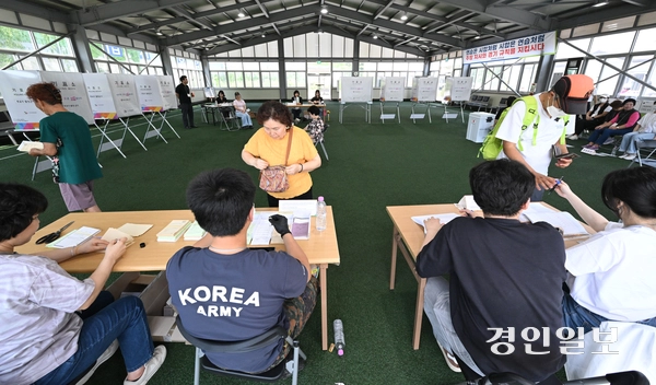 제9회 전국동시지방선거일인 3일 수원시 권선구 게이트볼장에 마련된 투표소에서 주민들이 투표하고 있다. 2026.6.3 /최은성기자 ces7198@kyeongin.com