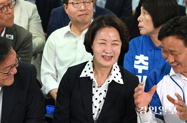 제9회 전국동시지방선거 경기도지사에 출마한 더불어민주당 추미애 후보가 3일 경기도 수원시 선거사무소에서 출구조사 결과를 지켜본 뒤 기뻐하고 있다.  2026.6.3 /최은성기자 ces7198@kyeongin.com