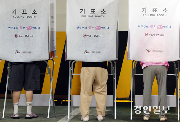 제9회 지방선거일인 3일 인천 미추홀구  주안4동 행정복지센터 주차장에 마련된 제2투표소에서 유권자들이 투표하고 있다.2026.6.3김용국기자yong@kyeongin.com