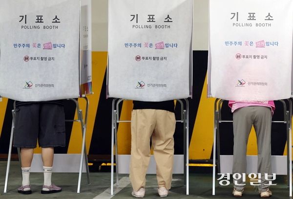 제9회 전국동시지방선거일인 3일 인천 미추홀구 주안4동 행정복지센터 주차장에 마련된 제2투표소에서 유권자들이 투표하고 있다. 2026.6.3 /김용국기자yong@kyeongin.com