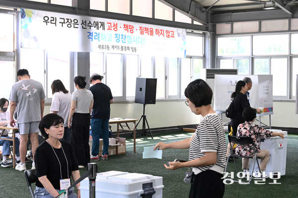 제9회 전국동시지방선거일인 3일 수원시 권선구 게이트볼장에 마련된 투표소에서 주민들이 투표하고 있다. 2026.6.3 /최은성기자 ces7198@kyeongin.com