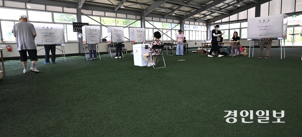 제9회 전국동시지방선거일인 3일 수원시 권선구 게이트볼장에 마련된 투표소에서 주민들이 투표하고 있다. 2026.6.3 /최은성기자 ces7198@kyeongin.com