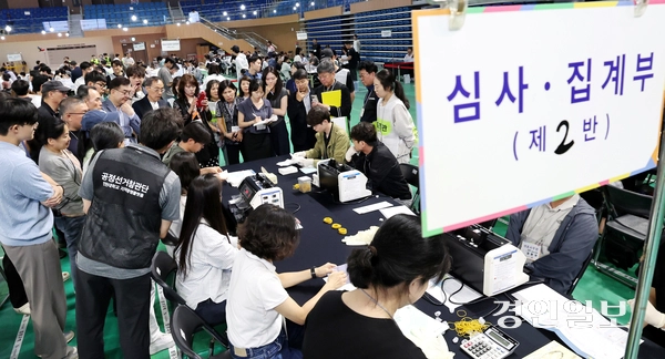 6·3지방선거일인 3일 인천 중구 인천공항 스카이돔에 마련된 개표소에서 개표사무원들이 투표용지를 분류하고 있다.2026.6.3/조재현기자 jhc@kyeongin.com