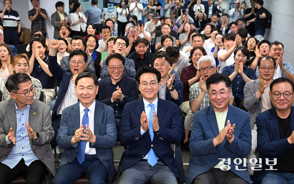 제9회 전국동시지방선거일인 3일 수원시 팔달구 마라톤빌딩에서 안민석 경기도교육감 후보가 출구조사 발표 후 기뻐하고 있다. 2026.6.3 /최은성기자 ces7198@kyeongin.com