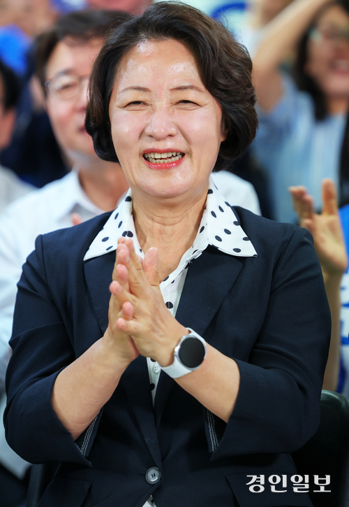 추미애 더불어민주당 경기도지사 후보가 3일 오후 수원시 팔달구 선거사무소에서 출구조사 결과 당선이 유력하자 환하게 웃고 있다. 2026.6.3 /최은성기자 ces7198@kyeongin.com
