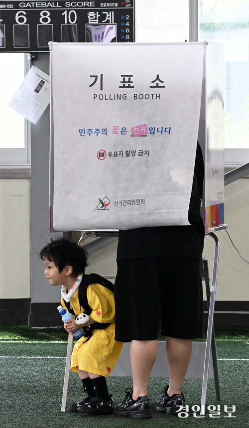 3일 수원시 권선구 게이트볼장에 마련된 투표소에서 한 어린이가 투표소를 살펴보고 있다. 2026.6.3 /최은성기자 ces7198@kyeongin.com