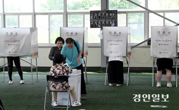 제9회 전국동시지방선거일인 3일 수원시 권선구 게이트볼장에 마련된 투표소에서 주민들이 투표하고 있다. 2026.6.3 /최은성기자 ces7198@kyeongin.com