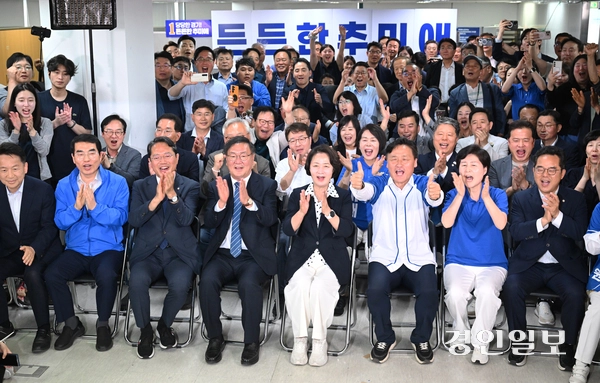 제9회 전국동시지방선거 경기도지사에 출마한 더불어민주당 추미애 후보가 3일 경기도 수원시 선거사무소에서 출구조사 결과를 지켜본 뒤 기뻐하고 있다.  2026.6.3 /최은성기자 ces7198@kyeongin.com
