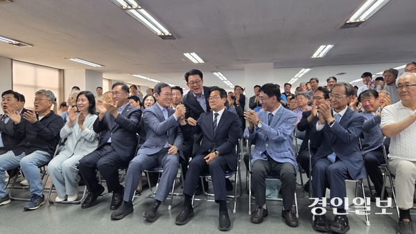 더불어민주당 박찬대 인천시장 후보가 3일 오후 6시 인천시장 선거 출구조사가 발표되자 축하를 받고 있다. 2026.6.3 /김희연기자 khy@kyeongin.com