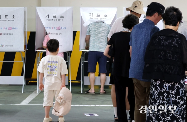 제9회 지방선거일인 3일 인천 미추홀구  주안4동 행정복지센터 주차장에 마련된 제2투표소에서 유권자들이 투표하고 있다. 2026.6.3 /김용국기자 yong@kyeongin.com