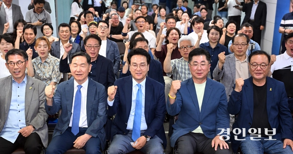 제9회 전국동시지방선거일인 3일 수원시 팔달구 마라톤빌딩에서 안민석 경기도교육감 후보가 출구조사 발표 후 기뻐하고 있다. 2026.6.3 /최은성기자 ces7198@kyeongin.com
