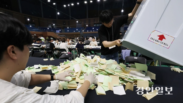 6·3지방선거일인 3일 인천 중구 인천공항 스카이돔에 마련된 개표소에서 개표사무원들이 투표용지를 분류하고 있다.2026.6.3/조재현기자 jhc@kyeongin.com