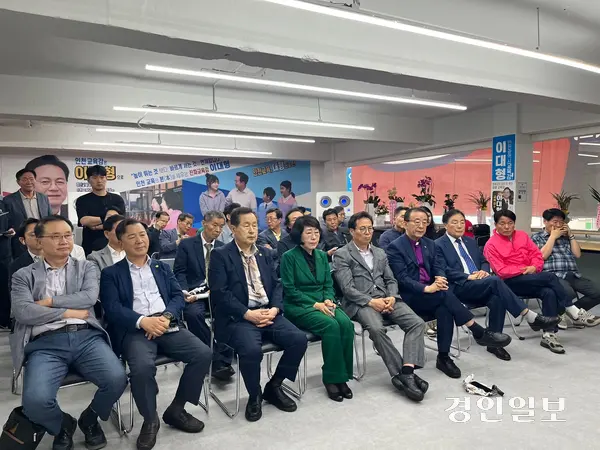 이대형 인천시교육감 후보와 캠프 관계자들이 3일 오후 6시께 선거사무소에 모여 인천시교육감 출구조사 결과 방송을 지켜보고 있다. 2026.6.3 /송윤지기자 ssong@kyeongin.com