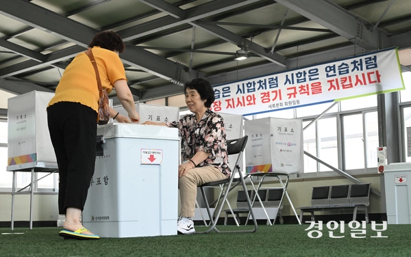 제9회 전국동시지방선거일인 3일 수원시 권선구 게이트볼장에 마련된 투표소에서 주민들이 투표하고 있다. 2026.6.3 /최은성기자 ces7198@kyeongin.com