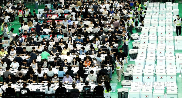 제9회 전국동시지방선거일인 3일 오후 인천남동체육관에 마련된 개표소에서 관계자들이 개표작업을 하고 있다.2026.6.3/조재현기자 jhc@kyeongin.com