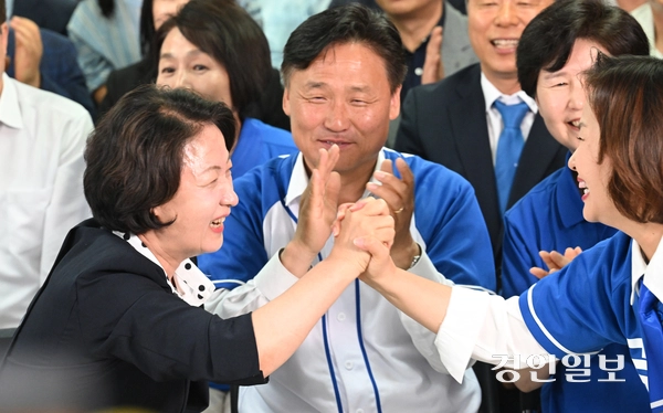 제9회 전국동시지방선거 경기도지사에 출마한 더불어민주당 추미애 후보가 3일 경기도 수원시 선거사무소에서 출구조사 결과를 지켜본 뒤 기뻐하고 있다.  2026.6.3 /최은성기자 ces7198@kyeongin.com
