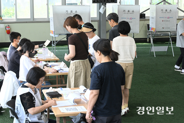 제9회 전국동시지방선거일인 3일 수원시 권선구 게이트볼장에 마련된 투표소에서 주민들이 투표하고 있다. 2026.6.3 /최은성기자 ces7198@kyeongin.com