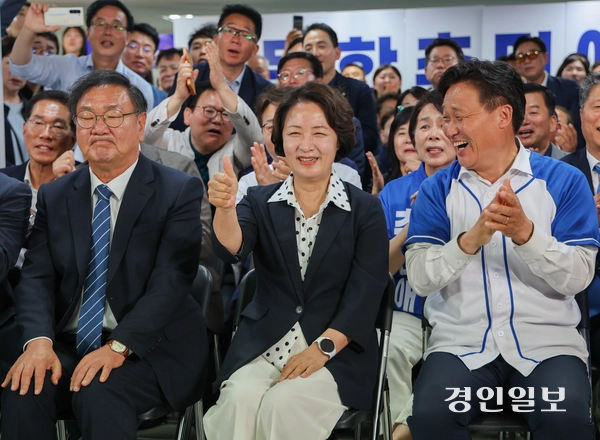 제9회 전국동시지방선거 경기도지사에 출마한 더불어민주당 추미애 후보가 3일 경기도 수원시 선거사무소에서 출구조사 결과를 지켜본 뒤 기뻐하고 있다.  2026.6.3 /최은성기자 ces7198@kyeongin.com