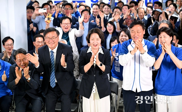 제9회 전국동시지방선거 경기도지사에 출마한 더불어민주당 추미애 후보가 3일 경기도 수원시 선거사무소에서 출구조사 결과를 지켜본 뒤 기뻐하고 있다.  2026.6.3 /최은성기자 ces7198@kyeongin.com
