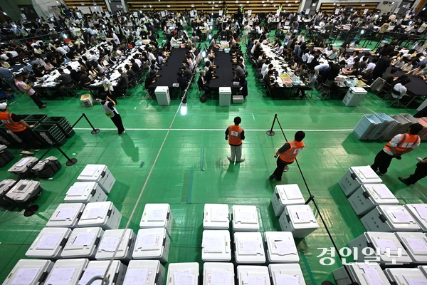 제9회 전국동시지방선거일인 3일 오후 수원시 아주대학교에 마련된 개표소에서 개표가 진행되고 있다. 2026.6.3 /최은성기자 ces7198@kyeongin.com