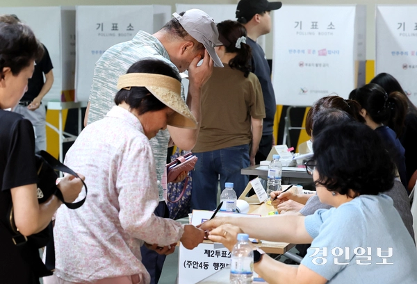 제9회 지방선거일인 3일 인천 미추홀구  주안4동 행정복지센터 주차장에 마련된 제2투표소에서 유권자들이 투표하고 있다. 2026.6.3 /김용국기자 yong@kyeongin.com