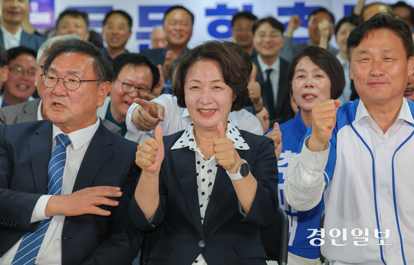 제9회 전국동시지방선거 경기도지사에 출마한 더불어민주당 추미애 후보가 3일 경기도 수원시 선거사무소에서 출구조사 결과를 지켜본 뒤 기뻐하고 있다.  2026.6.3 /최은성기자 ces7198@kyeongin.com