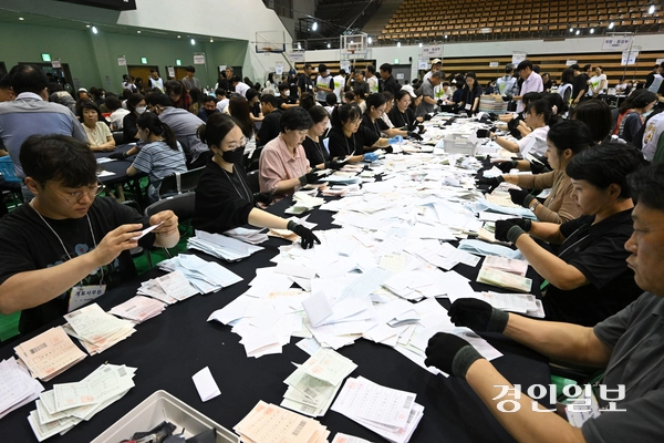 제9회 전국동시지방선거일인 3일 오후 수원시 아주대학교에 마련된 개표소에서 개표가 진행되고 있다. 2026.6.3 /최은성기자 ces7198@kyeongin.com