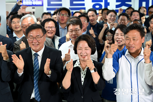 제9회 전국동시지방선거 경기도지사에 출마한 더불어민주당 추미애 후보가 3일 경기도 수원시 선거사무소에서 출구조사 결과를 지켜본 뒤 기뻐하고 있다.  2026.6.3 /최은성기자 ces7198@kyeongin.com