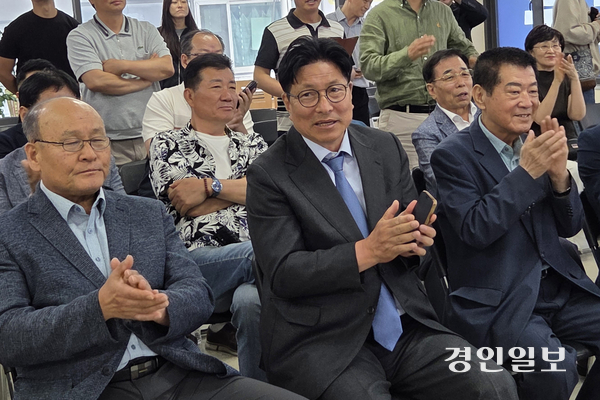 도성훈 인천시교육감 후보와 지지자들이 3일 지방선거 출구조사결과가 발표되자 환호하고 있다. 2026.6.3 /정운기자 jw33@kyeongin.com