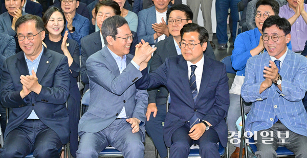 더불어민주당 박찬대 인천시장 후보가 3일 선거캠프에서 방송3사 출구조사 발표를 보며  기뻐하고 있다. 2026.6.3 /조재현기자 jhc@kyeongin.com