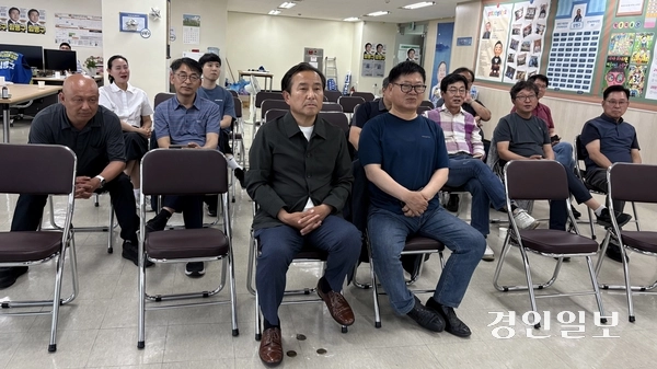 임병구 인천시교육감 후보와 캠프 관계자, 지지자들이 3일 인천 미추홀구 선거사무소에서 지방선거 출구조사 결과를 바라보고 있다. 2026.6.3 /정선아기자sun@kyeongin.com­