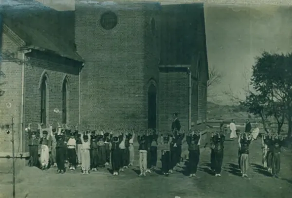 1919년 영화학교 학생들의 아령체조 장면. /이성진 선생 소장