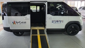 [르포] “옆 창으로 세상이 보여요”… 화성시, 휠체어 특화 차량 도입에 ‘호평’