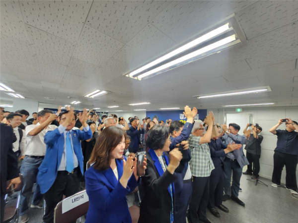 3일 오후 지상파 3사의 출구조사 결과 안민석 경기도교육감 후보가 임태희 후보를 10%p 차이로 앞선 결과가 발표되자 안 캠프에 있던 지지자들이 박수를 치고 있다. /경기도교육청 기자단