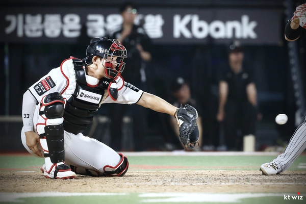 “이래 봬도 왕년엔 공 좀 받았다네.” 이정훈은 포수 출신이었다. 자세가 나온다. 2026.6.2 /kt wiz 제공