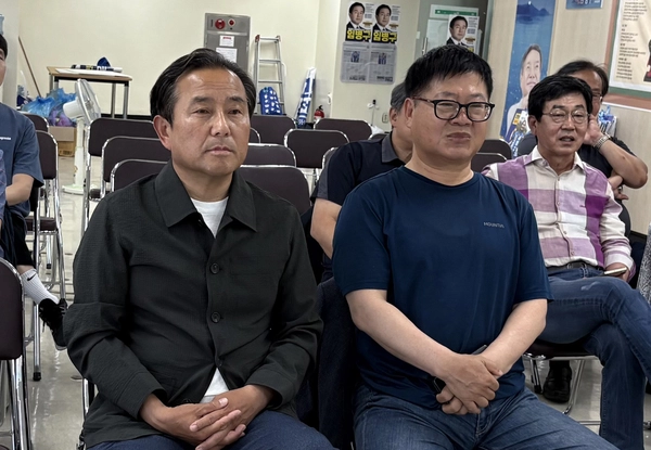 임병구 인천시교육감 후보(왼쪽)와 캠프 관계자, 지지자들이 3일 인천 미추홀구 선거사무소에서 지방선거 출구조사 결과를 바라보고 있다. 2026.6.3 /정선아기자 sun@kyeongin.com