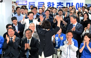 [선택 6·3 캠프 표정] 민주 추미애 후보 개표 상황실… 압도적 출구 결과 ‘환호성’