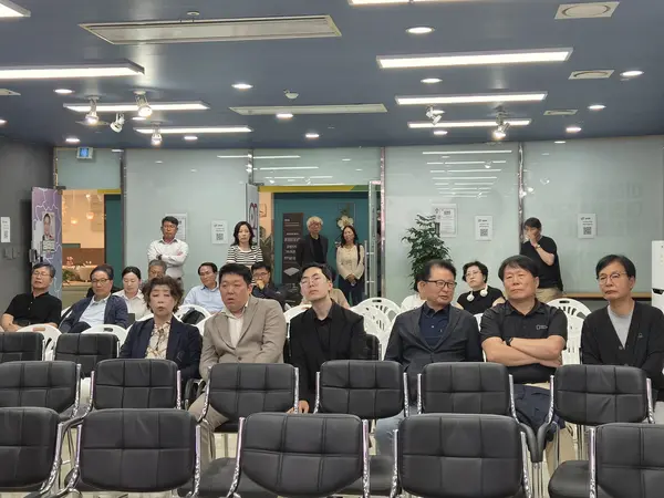 3일 오후 용인의 임태희 후보 캠프에 모인 지지자들이 지상파 3사의 출구조사를 결과를 지켜보고 있다. /경기도교육청 기자단