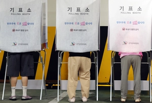 [화보] 소중한 한표 행사하는 유권자들